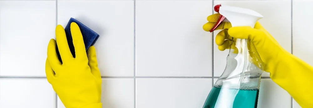 Fliesenreinigung mit Schwamm und Sprühflasche